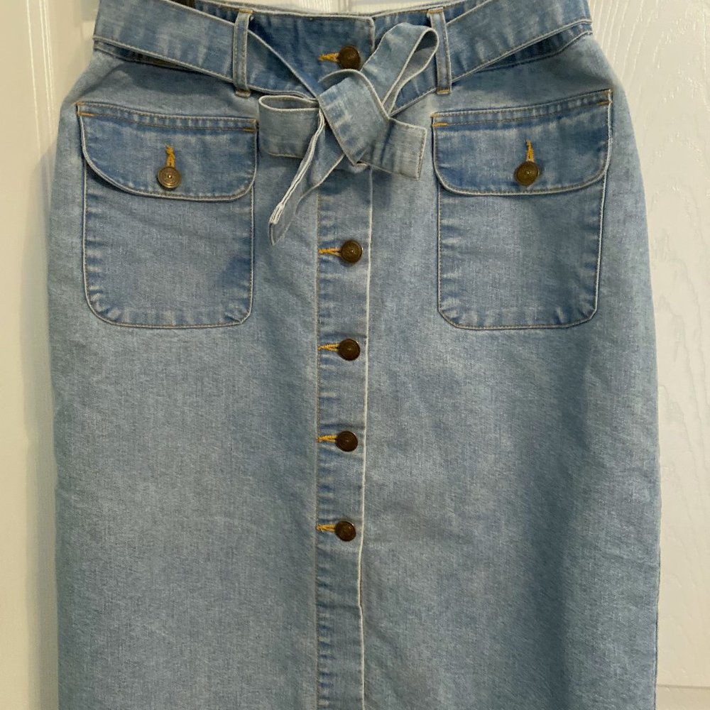 Women's Denim Front Button Skirt (Light Blue/ Medium) w/ Denim Belt & Pockets